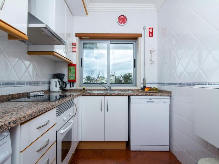 Globe 45 - Location & The Strip * Albufeira